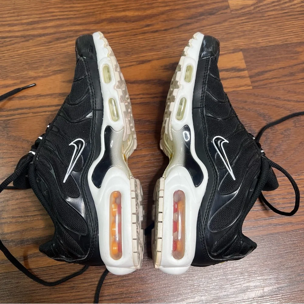 Nike Air Max Plus sneakers in the black and white colorway size Women’s 7.5